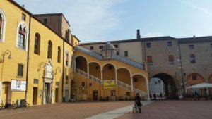 Ferrara - una dintre ..piazza