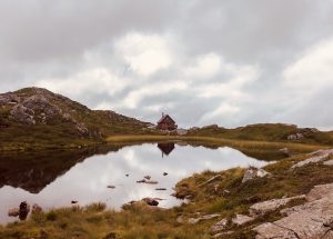 peisaj montan, cabana la munte