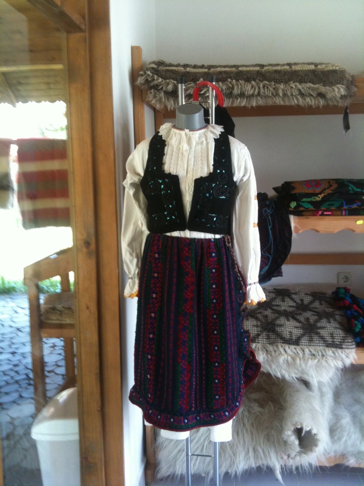 Minunatii facute din lana si un costum popular expus la Valtoare, Lisa, Tara Fagarasului