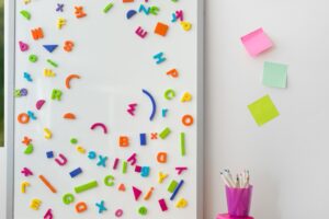Tabla magnetică whiteboard cu litere magnetice multicolore – suport pentru notițe și învățare