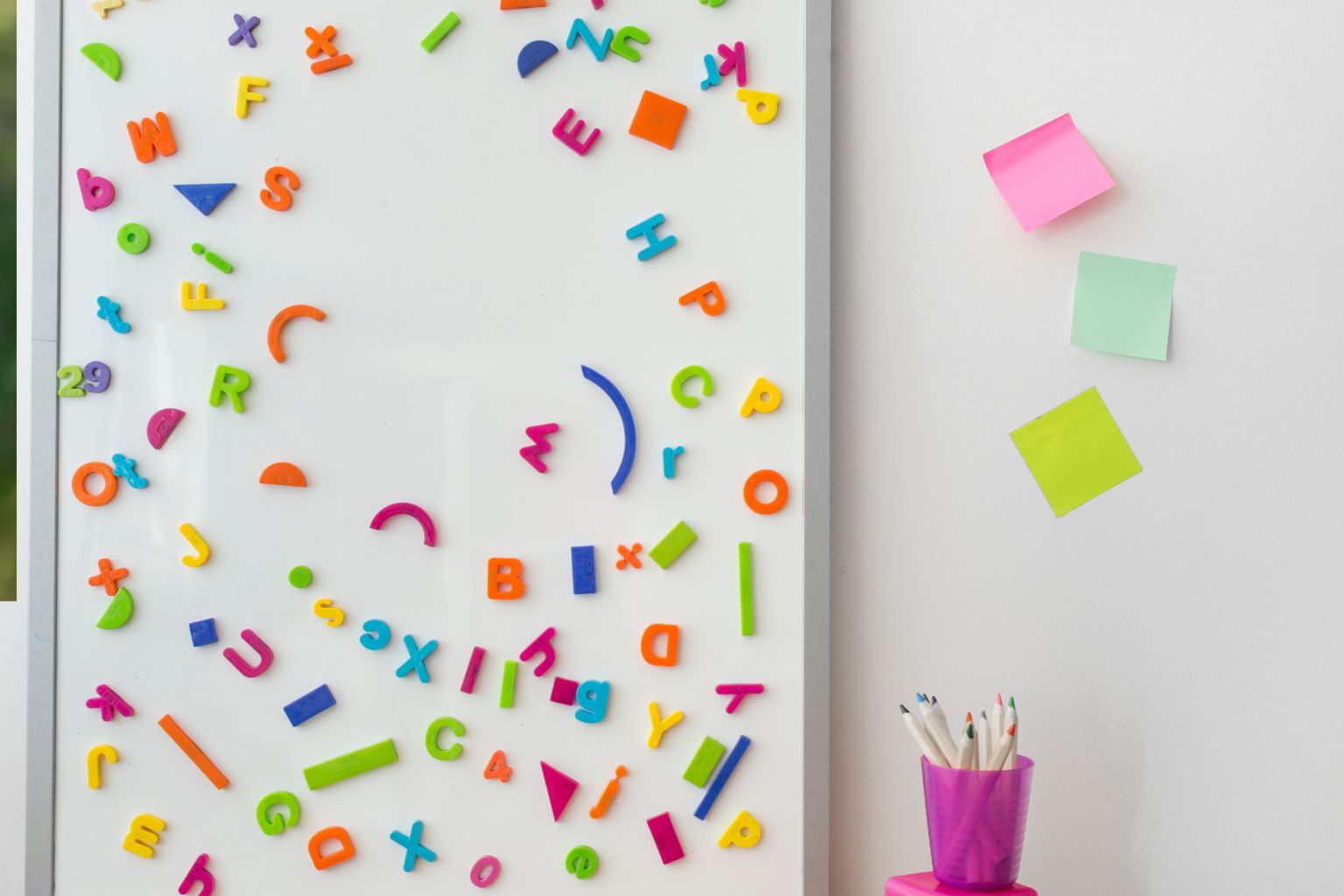 Tabla magnetică whiteboard cu litere magnetice multicolore – suport pentru notițe și învățare