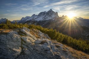 peisaj de munte la rasarit